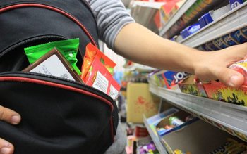 Persoană reținută pentru furturi repetate …