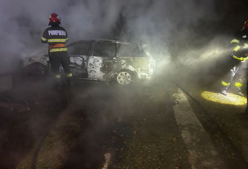 Autoturism parcat într-o gospodărie din Copălău cuprins de flăcări