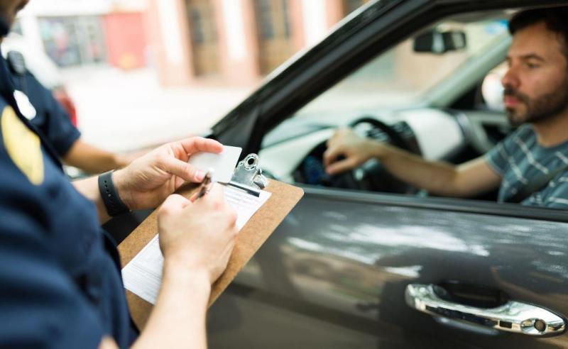 Amendă de 4.000 de lei și dosar penal pentru un șofer care nu deținea documentele prevăzute de lege, iar autoturismul pe care îl conducea nu avea ITP și nici asigurare