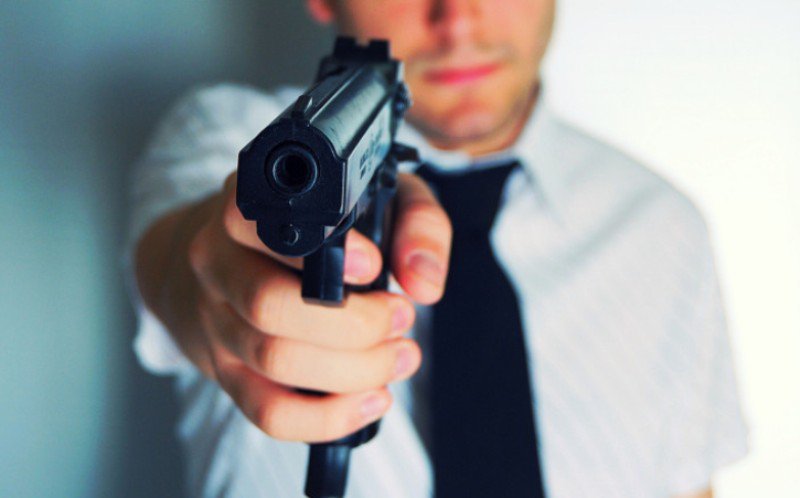 Amendă de peste 2.000 de lei și dosar penal pentru un pistol de jucărie