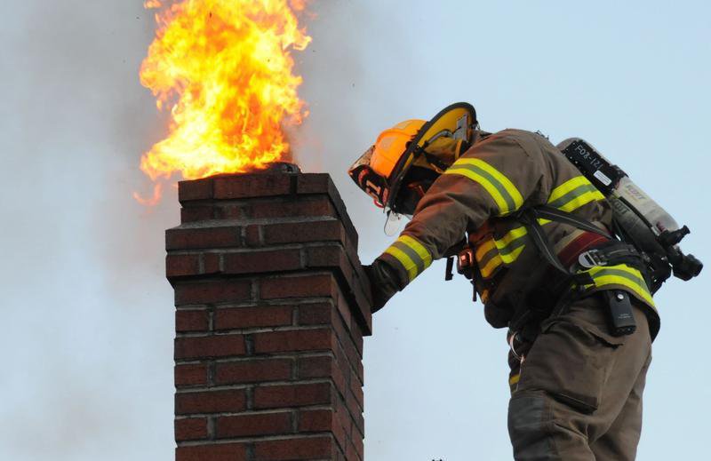 ATENȚIE! Curățați coșurile de fum. Casă din Darabani în pericol după ce coșul de fum s-a aprins