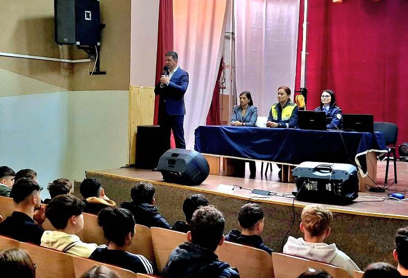 „Scoate violența școlară din anonimat” – activitate a polițiștilor botoșăneni
