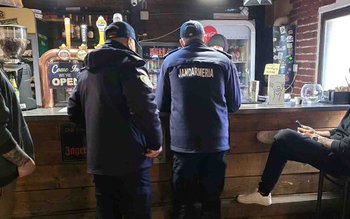 21 de elevi depistați absentând …