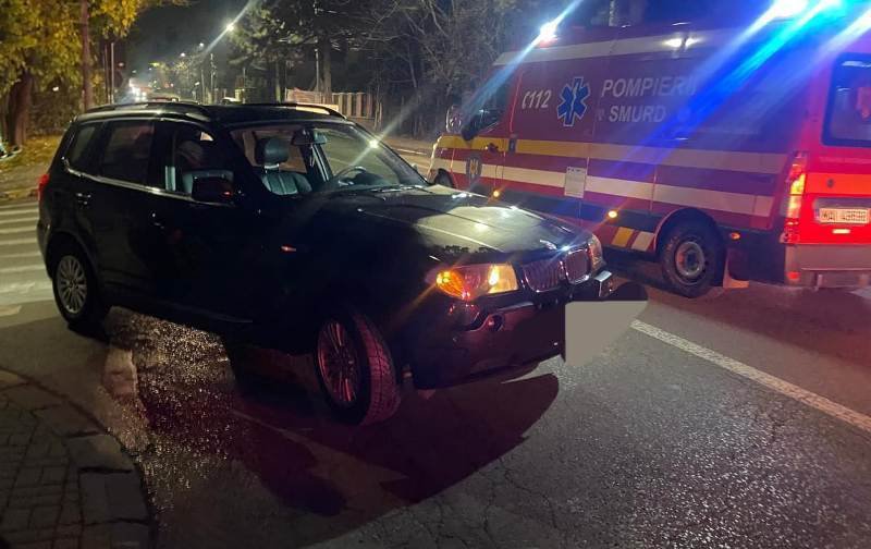 Femeie rănită după ce a o mașină a trecut peste ea. Pompierii au intervenit pentru scoaterea acesteia