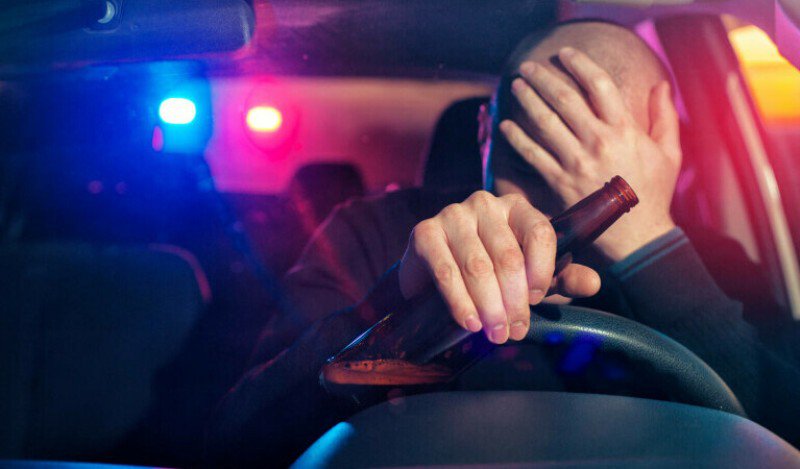 Șofer prins băut la volan deși avea permisul reținut pentru conducere sub influența alcoolului