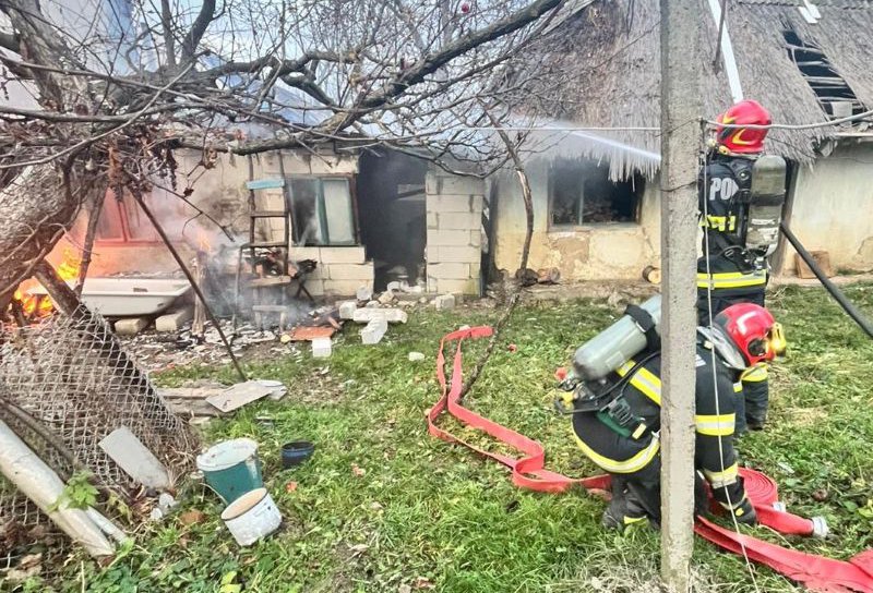 Bărbat din Pădureni ajuns la spital cu arsuri în urma unui incendiu care i-a cuprins casa