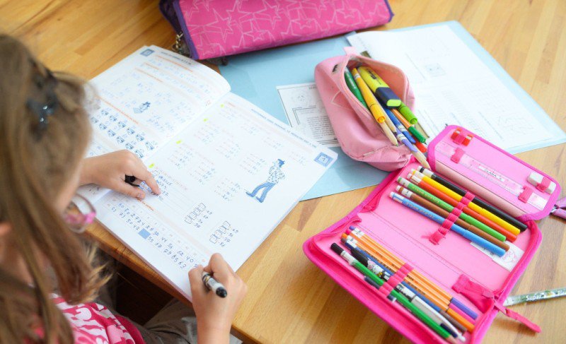 Se schimbă regulile pentru temele elevilor. Ministrul Daniel David dă mai puțin de lucru elevilor: Și-ar face cu mai mult drag o temă mai scurtă