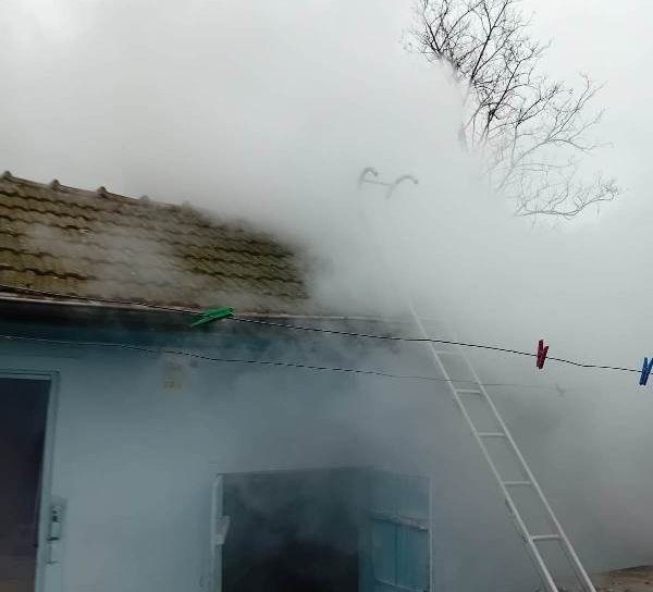 Bărbat de 93 de ani în pericol după ce în locuința sa a izbucnit un incendiu