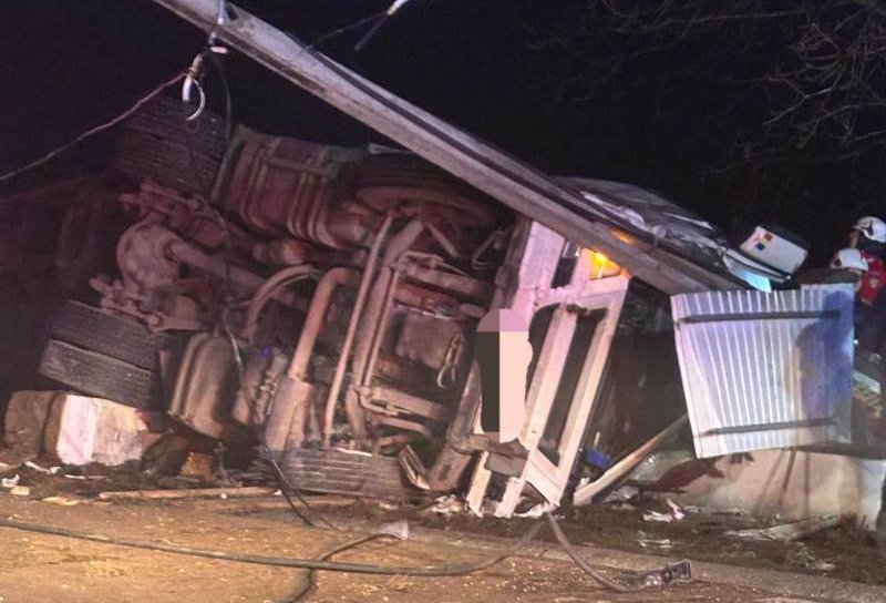 Bărbat rănit după ce tirul pe care îl conducea s-a răsturnat pe un drum din județ - FOTO