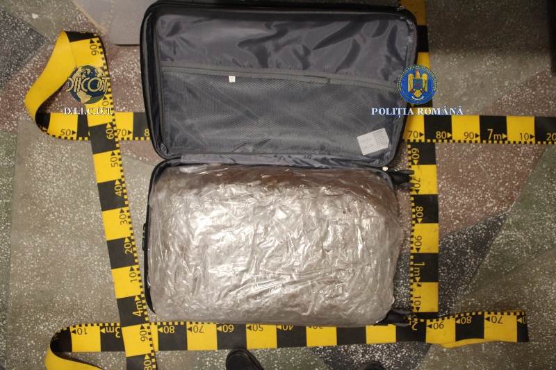 Botoșăneni cercetați pentru trafic de droguri de risc