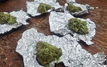 Doi bărbați cu substanțe vegetale …