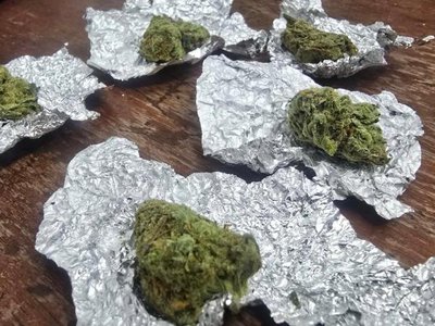 Doi bărbați cu substanțe vegetale …