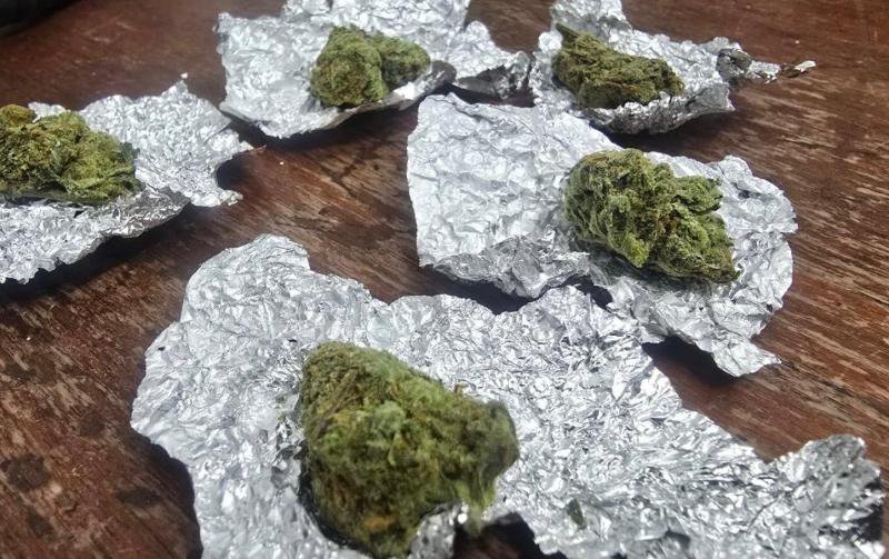 Doi bărbați cu substanțe vegetale suspecte descoperiți de jandarmii din Botoșani