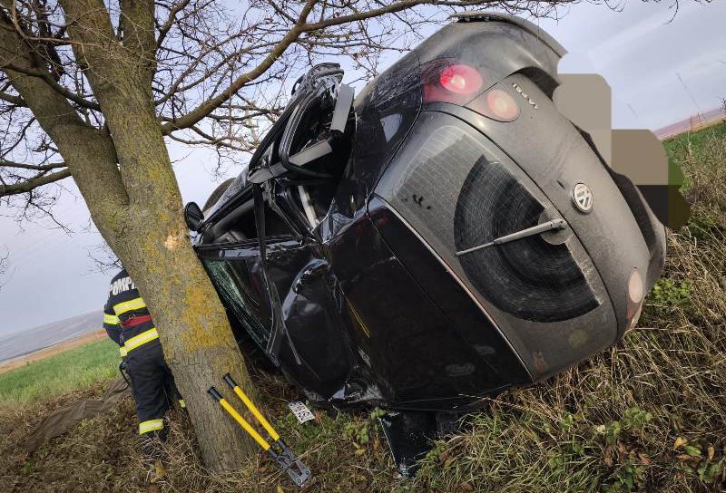 O mamă și doi copii au ajuns la spital, după ce mașina în care erau s-a răsturnat pe DN 29, la Săveni