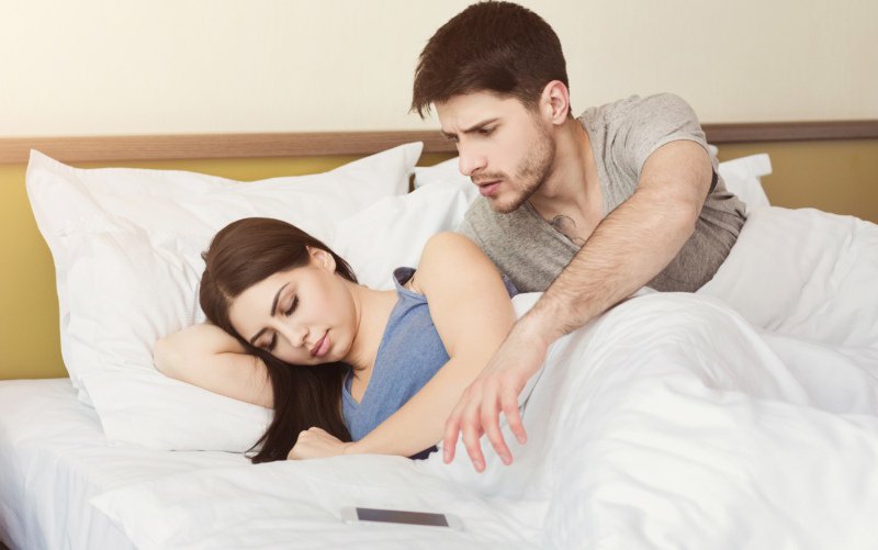 Verificarea telefonului fără acord este infracțiune și semn timpuriu al abuzului în relații. Ce pedepse prevede legea