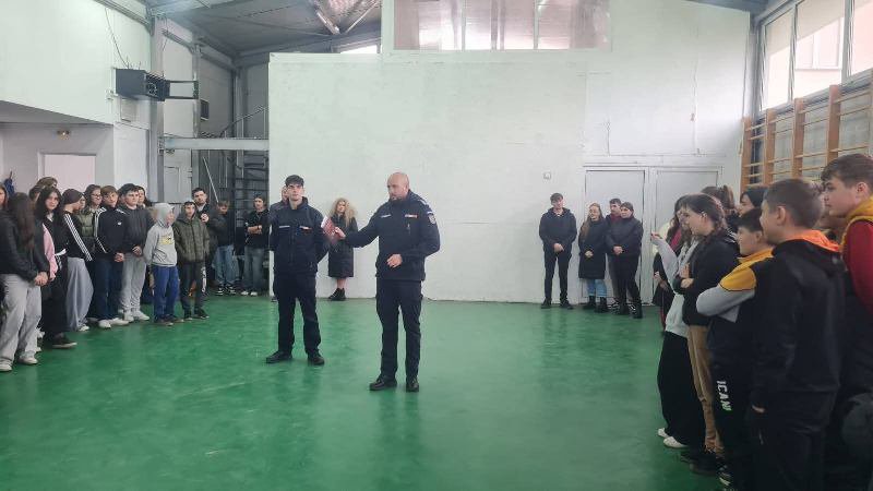 Activități preventiv-educative desfășurate de jandarmii botoșăneni la două licee din județ