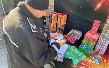 Aproximativ 800 de articole pirotehnice …