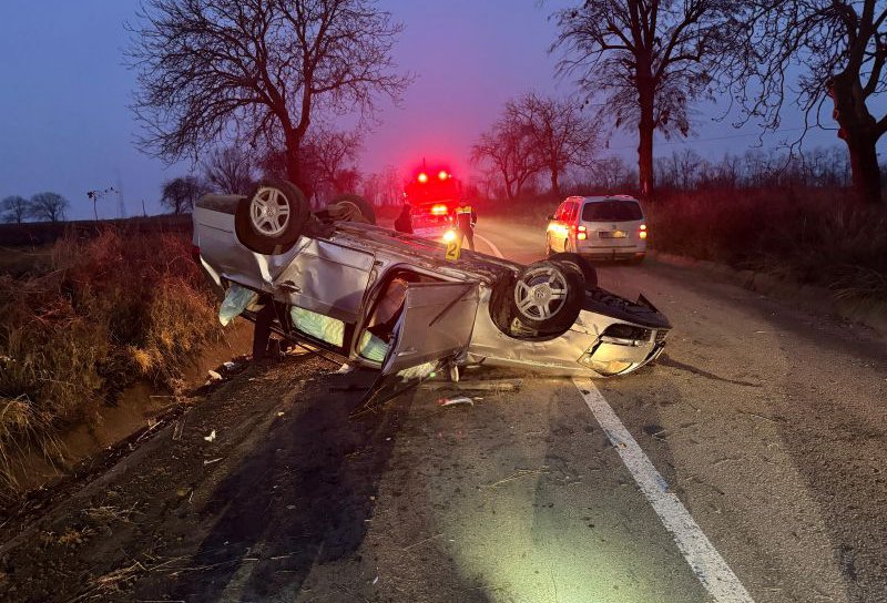 Accident! Bărbat ajuns la spital după ce s-a răsturnat cu mașina