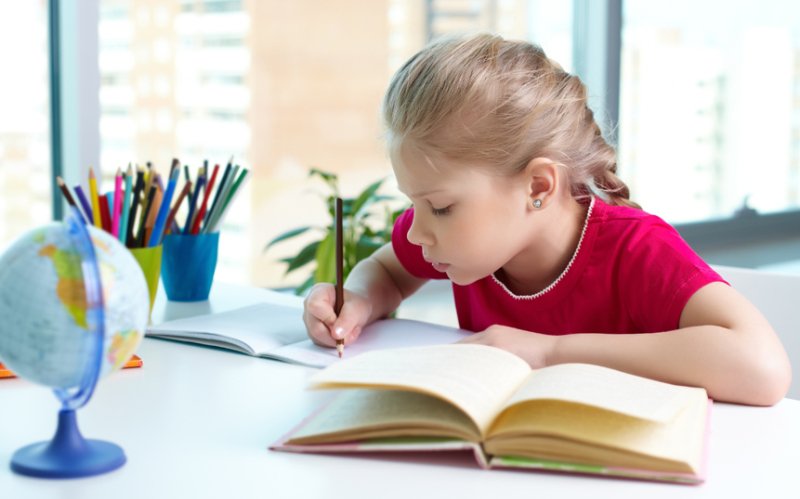 Apar reguli noi pentru elevii din România. Temele pentru acasă, reglementate oficial prin ordin de ministru