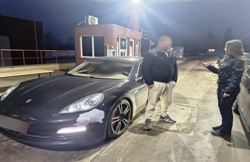 Autoturism de lux radiat din circulație în Letonia, depistat la PTF Stânca