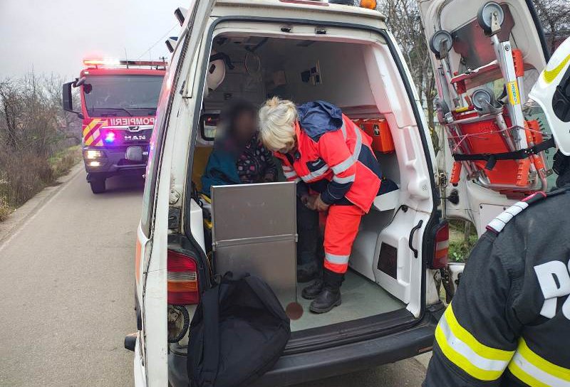 Un bărbat de 87 de ani a murit, iar soția sa, de 81 de ani, a ajuns la spital în urma unui incendiu izbucnit, în această dimineață