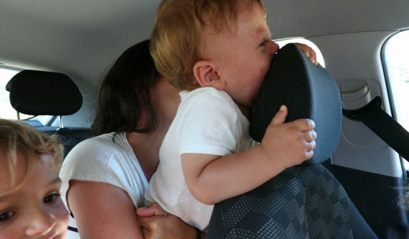 Reguli dacă mergi cu copilul în mașină. Se calculează după înălțime. Părinții își pot pierde permisul auto 30 de zile