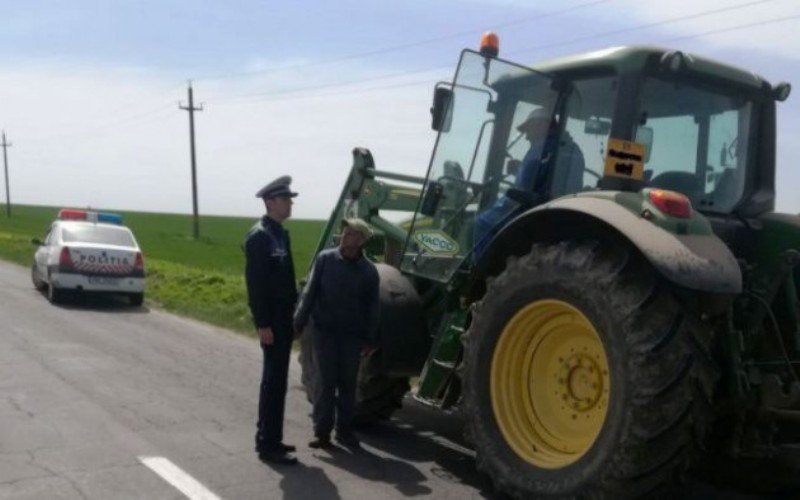 Depistat conducând un tractor neînregistrat și fără permis de conducere