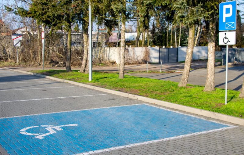 Noi reguli la parcare. Carduri pentru persoanele cu dizabilități. Amenzi pentru șoferii care folosesc abuziv locurile destinate persoanelor cu handicap locomotor
