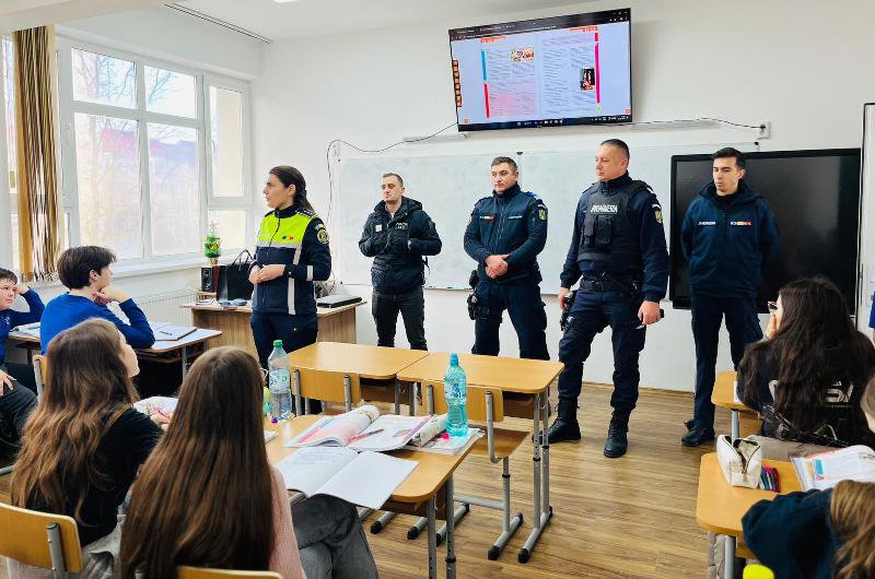 Acțiuni preventive efectuate de polițiști în unitățile de învățământ din județul Botoșani