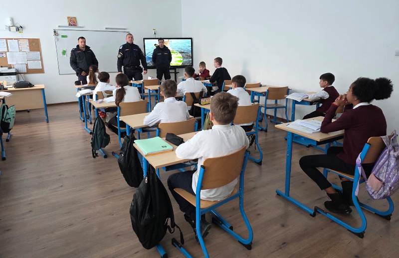 Activități preventiv-educative desfăsurate de jandarmi la două școli din Dorohoi