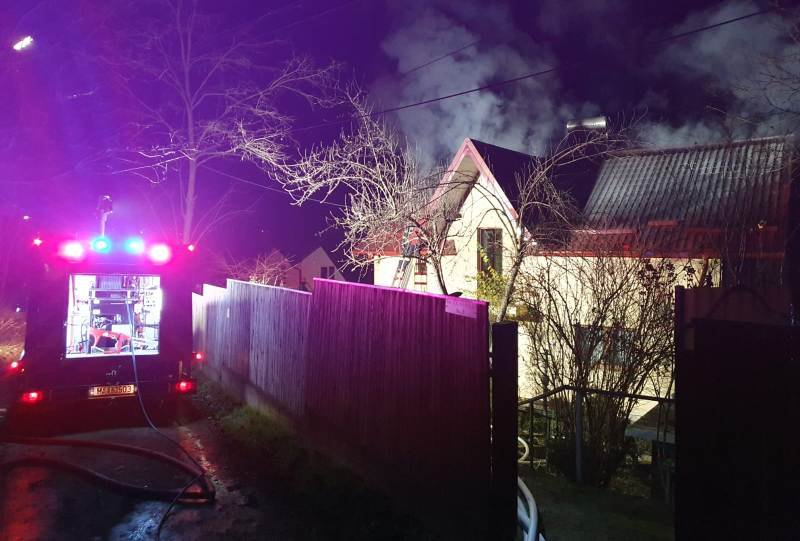 Izolați coșurile de fum! Incendiu produs noaptea trecută, într-o gospodărie din municipiul Botoșani