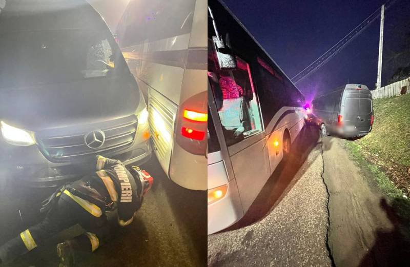 Autocar plin cu 40 de elevi implicat într-un accident rutier la Iezer - FOTO