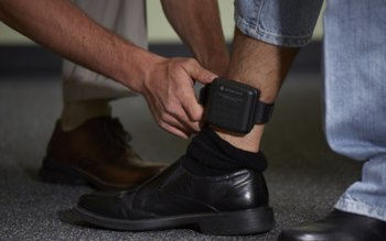 Arest la domiciliu sub supraveghere …