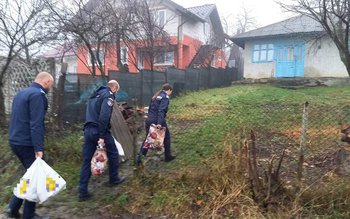 Jandarmii au dăruit pachete cu …