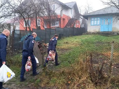 Jandarmii au dăruit pachete cu …
