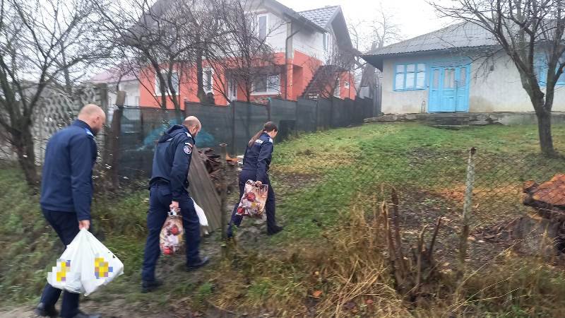 Jandarmii au dăruit pachete cu alimente celor doi bătrânei pe care i-au ajutat în acest an - FOTO