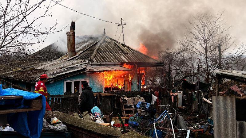 Momente grele pentru o familie din Stânca după ce locuința le-a fost cuprinsă de flăcări - FOTO