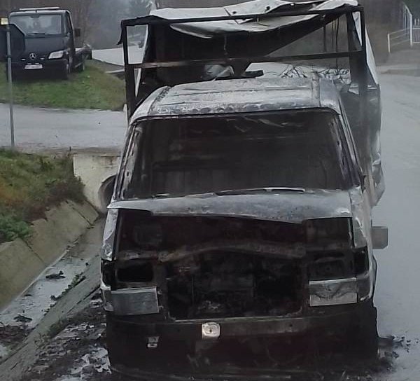 Autoutilitară încărcată cu fier vechi mistuită de flăcări