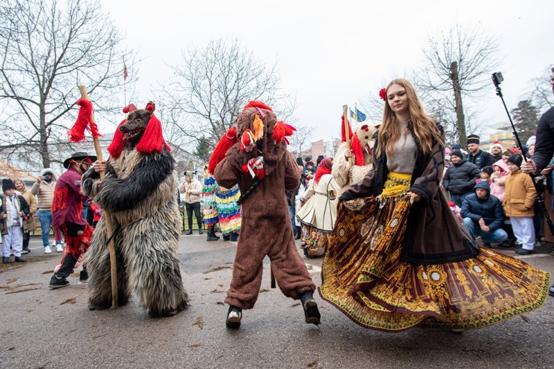 Magia tradițiilor românești adusă la sediul PSD Botoșani de peste 600 de colindători - FOTO