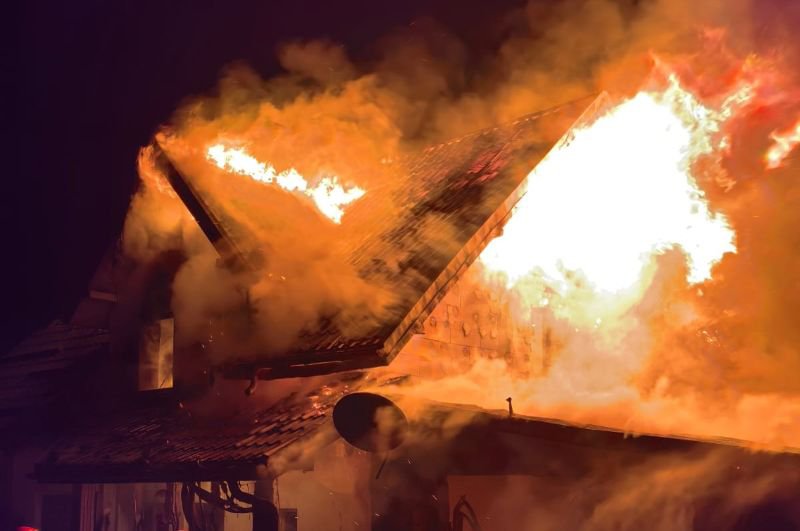 Casă distrusă de un incendiu izbucnit în comuna Curtești