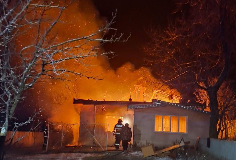 Incendiu violent produs în comuna Lunca
