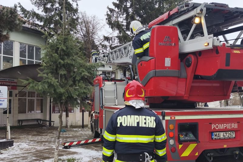 Intervenție a pompierilor după ce un copac a căzut pe acoperișul spitalului din Darabani