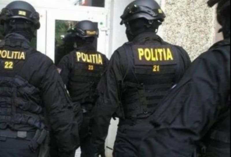 Darabani: Percheziții la persoane bănuite de preparare, deținere, comercializare și folosire de articole pirotehnice