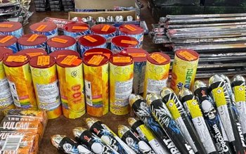 Peste 800 de articole pirotehnice …