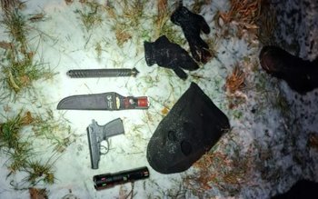 Tânăr cu cagulă pe față …