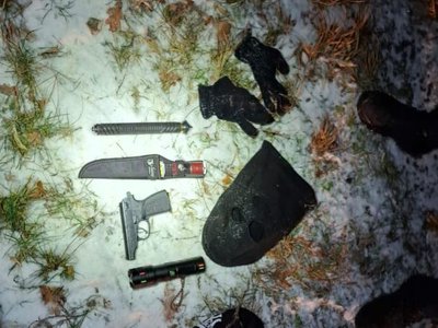 Tânăr cu cagulă pe față …