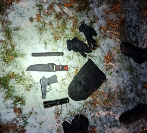 Tânăr cu cagulă pe față și pistol în mână, depistat de polițiști pe un drum din județ