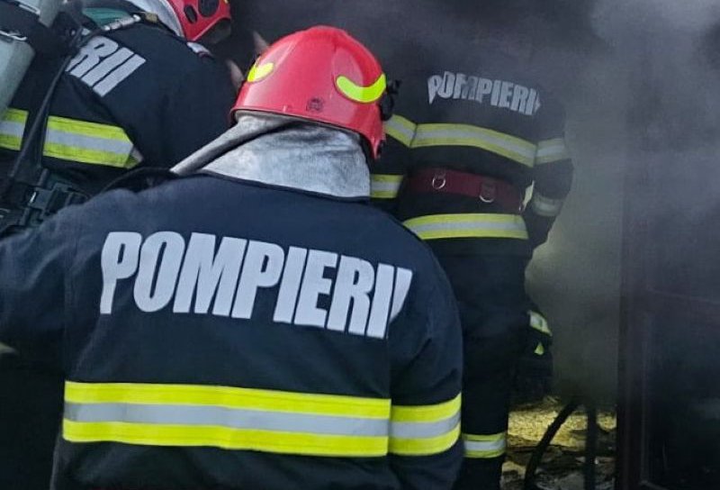 Incendiu izbucnit în terasa unui bloc din Dorohoi din cauza jarului rămas în urma utilizării artificiilor