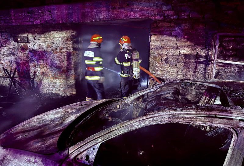 Incendiu de proporții în județul Botoșani: Depozit, service auto și vopsitorie cuprinse de flăcări