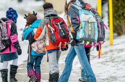 Elevii revin la ore, joi, …